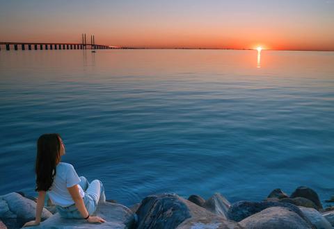 On a sunset-chasing weekend mission, SMU intern Claire Soh witnessed one of the most beautiful sunsets she has ever seen at the Øresund Bridge which links Sweden to Denmark.